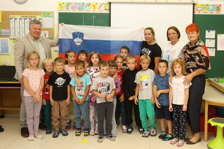 Rakek Prevzem knjig Občine Cerknica in zastave za prvošolčke 04  Foto Ljubo Vukelič